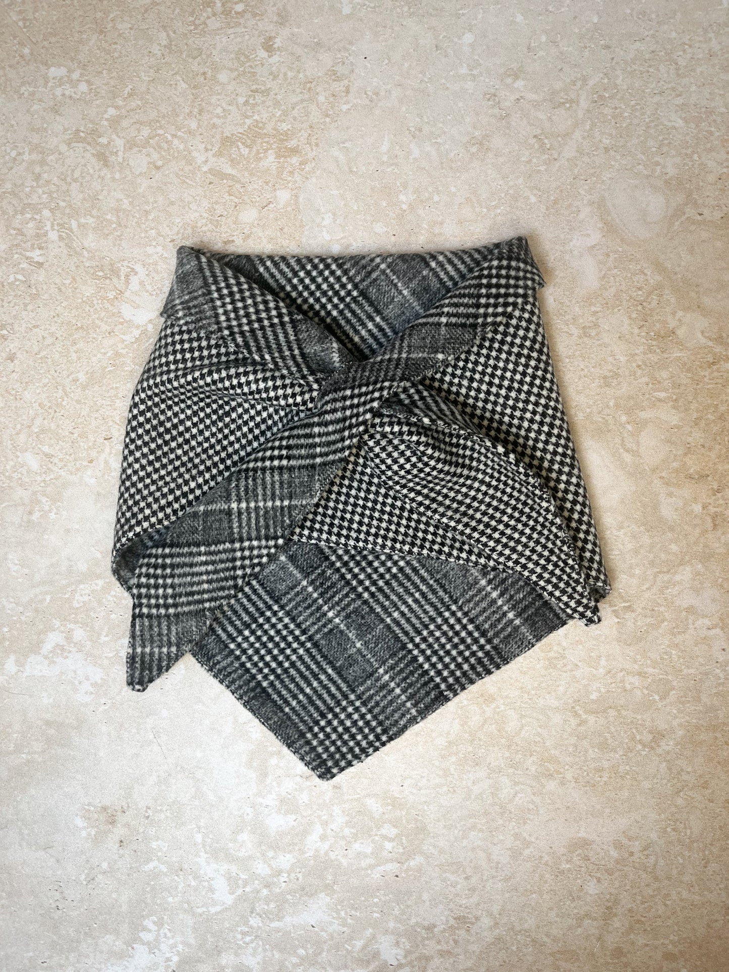 Trouglasti šal za odrasle