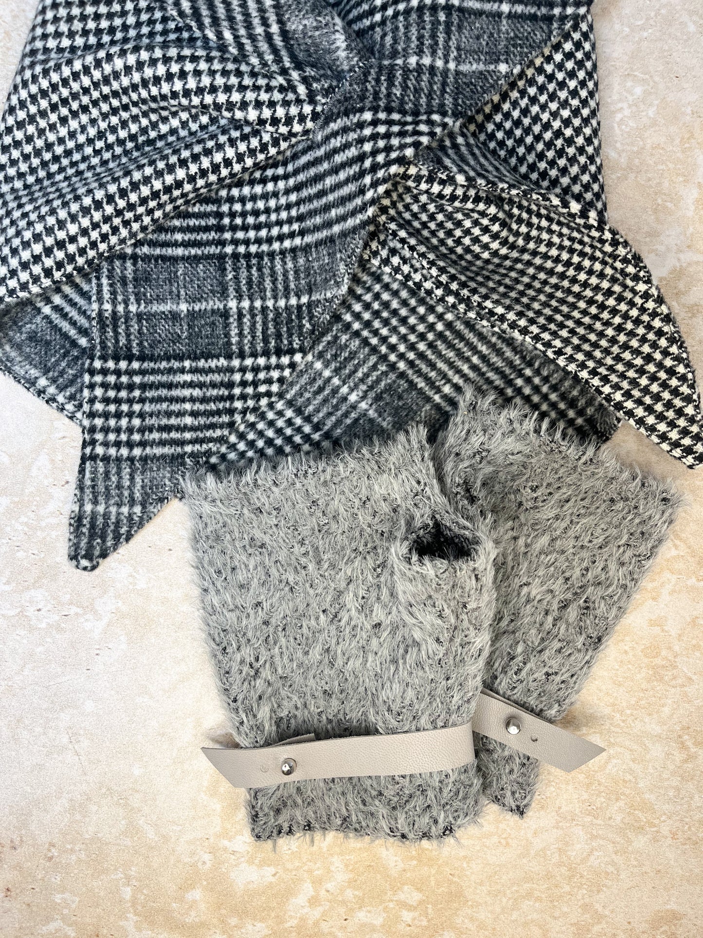 Komplet šal i kratke sive rukavice