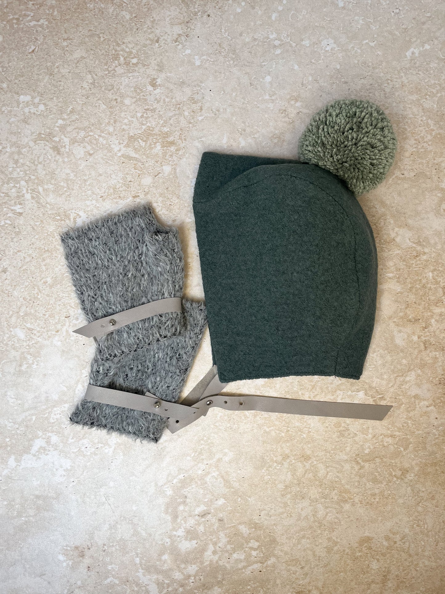 Komplet petrolej kapa i sive rukavice