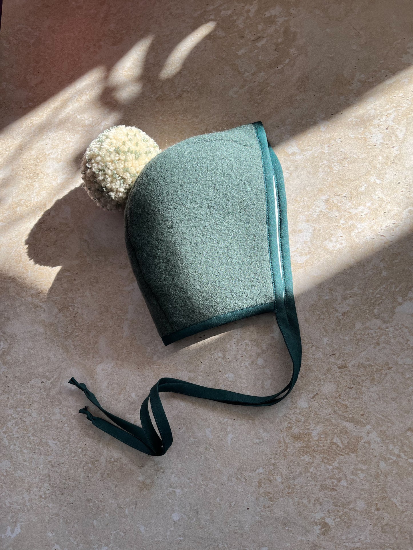 Kapica sa gombom Petra + sivi vuneni šalić + dve šnalice na klik