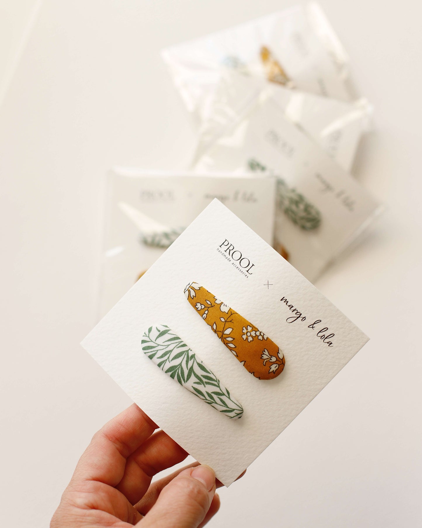 Kapica sa gombom Petra + dve PROOL šnalice na klik