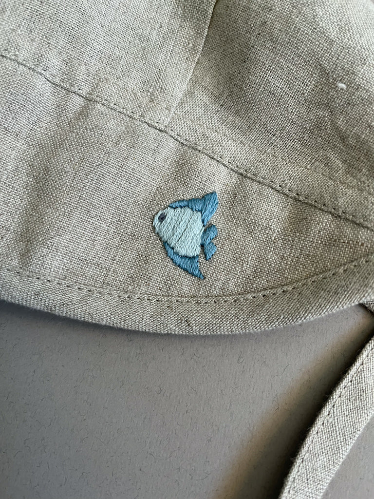 Kapica sa širmom Pesak sa vezenom ribicom (0-3m)